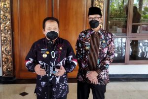Bupati Hendy saat melaksanakan jumpa pers di Pendopo Wahyawibawagraha. (ist) - Pemkab Jember Kejar Target Cakupan Vaksinasi Covid-19 Sampai 50 Persen