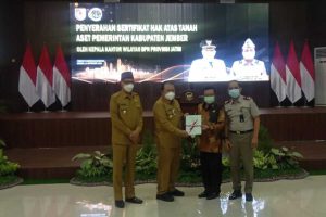 Bupati Hendy saat menerima sertifikat tanah aset Pemkab Jember dari BPN Jember. (ist) - BPN Provinsi Jatim Serahkan Sertifikat Tanah Aset Pemkab Jember