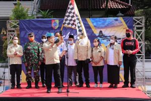 Bupati Hendy saat meresmikan peluncuran program Pemberdayaan Transportasi Konvensional Sebagai Angkutan Wisata. (ist) - Jember Luncurkan Program Pemberdayaan Transportasi Konvensional Jadi Angkutan Wisata