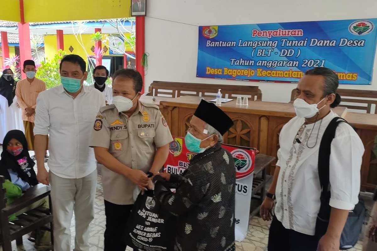 Bupati Jember Hendy Siswanto berikan bantuan BLT DD serta sembako di aula Desa Bagorejo, Kecamatan Gumukmas. (ist) - Bupati Jember Salurkan BLT Dana Desa Bagorejo