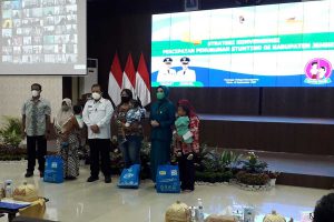 Bupati Jember Hendy Siswanto beserta Ibu Fajarini, saat acara program percepatan penurunan stunting di Pendopo Wahyawibawagraha. (ist) - Pemkab Jember Fokus Program Percepatan Penurunan Stunting