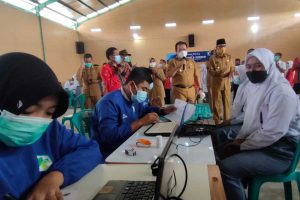 Bupati Jember Hendy Siswanto mengunjungi acara vaksinasi di SMK PGRI O5 Kencong. (ist) - Kabupaten Jember Masuk PPKM Level 1, Masyarakat Dihimbau Tetap Patuhi Prokes