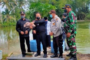 Bupati Jember Hendy Siswanto saat mengunjungi Kampung Gurami di Desa Tegalwangi, Kecamatan Umbulsari. (ist) Bupati Jember Hendy Siswanto saat mengunjungi Kampung Gurami di Desa Tegalwangi, Kecamatan Umbulsari. (ist) - Bupati Hendy Kukuhkan Kampung Gurami di Desa Tegalwangi