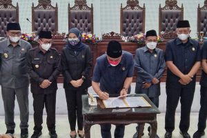 DPRD Kota Malang, I Made Riandiana Kartika menandatangani Ranperda Kepemudaan. (jaz) - Sahkan Ranperda Kepemudaan, Sutiaji: Potensi Besar Jika Dioptimalkan