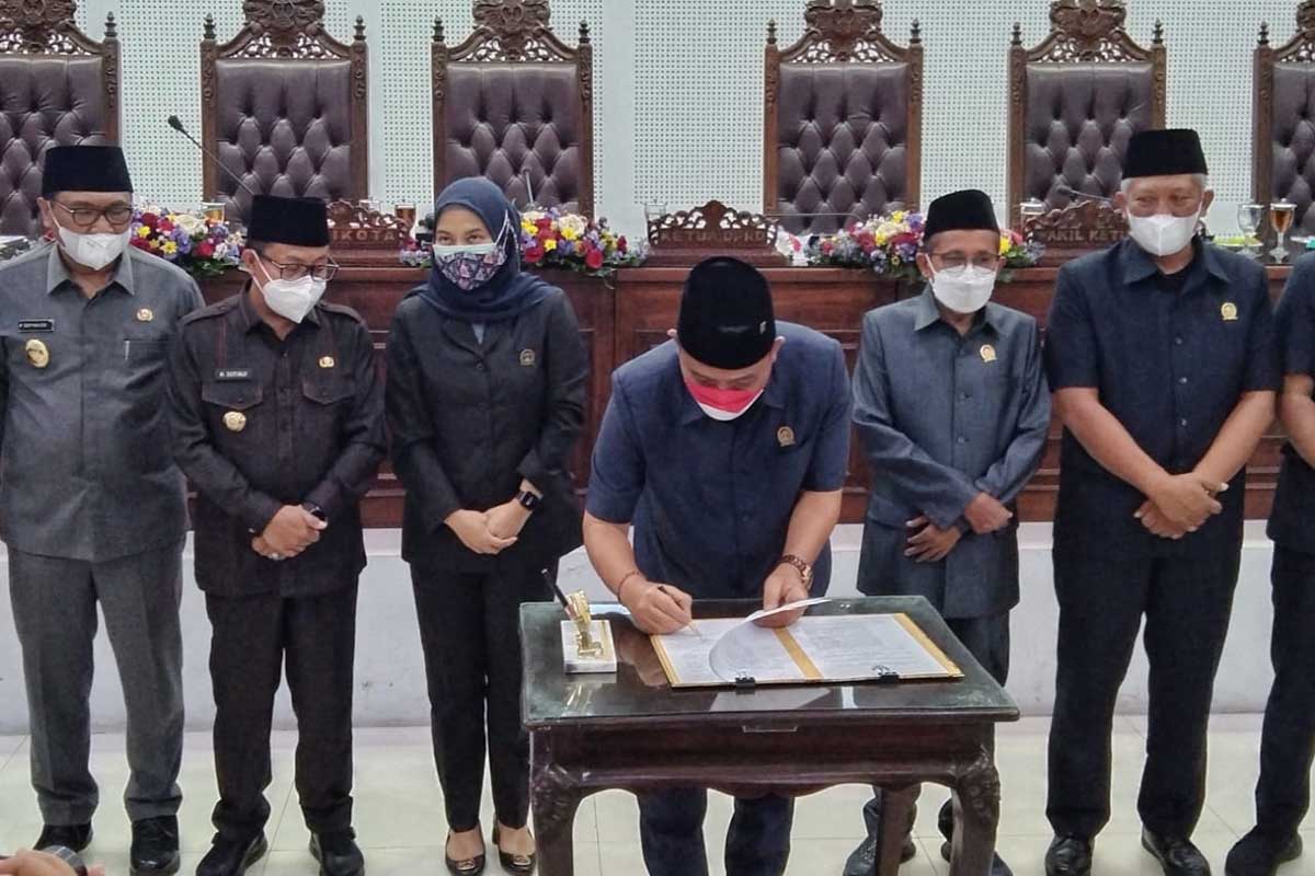 DPRD Kota Malang, I Made Riandiana Kartika menandatangani Ranperda Kepemudaan. (jaz) - Sahkan Ranperda Kepemudaan, Sutiaji: Potensi Besar Jika Dioptimalkan
