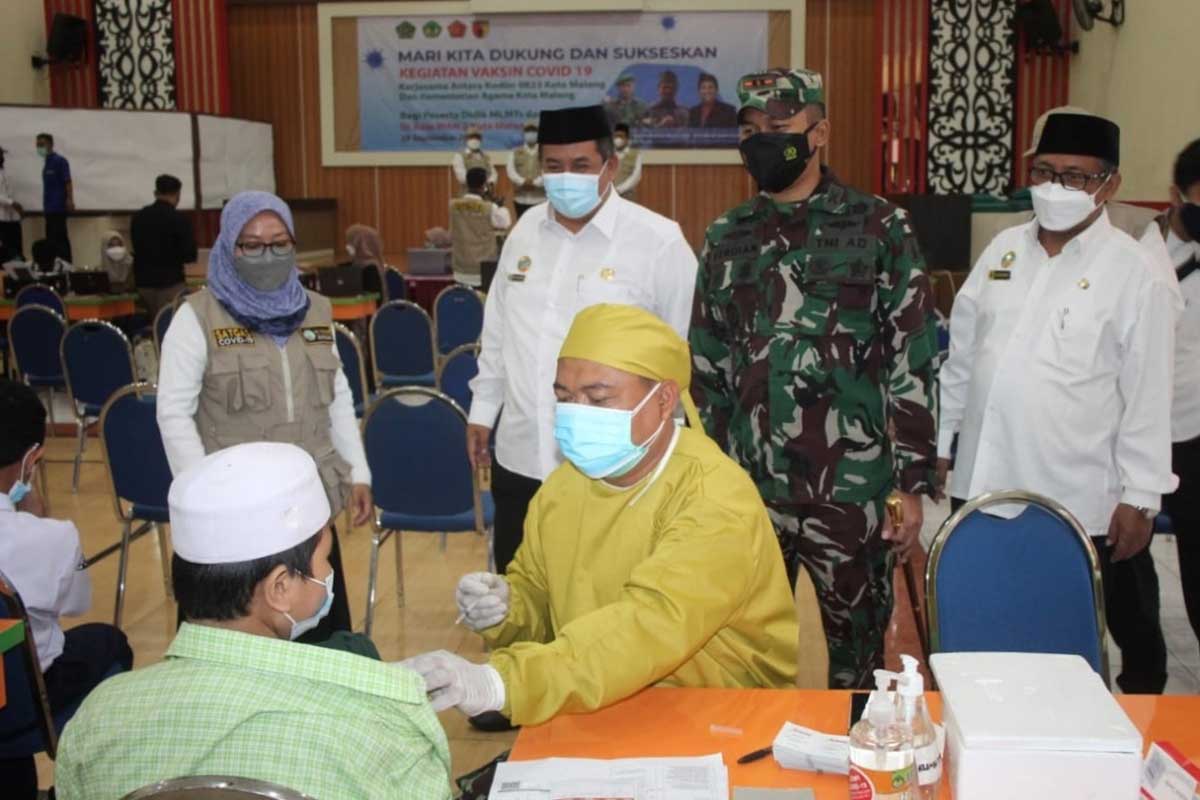 Dandim 0833 Kota Malang dan Kepala Kemenag Kota Malang meninjau vaksinasi pelajar madrasah. (ist) -