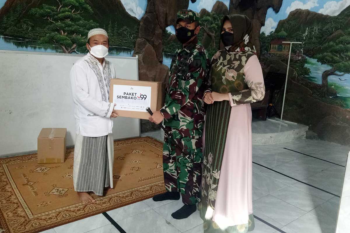 Dandim 0833 dan Ketua Persit KCK XL Dim 0833 menyerahkan simbolis bantuan ke Pengasuh Panti Asuhan Darul Jundi. (ist) - Kodim 0833 dan Persit KCK Serahkan Bantuan ke Panti Asuhan Darul Jundi