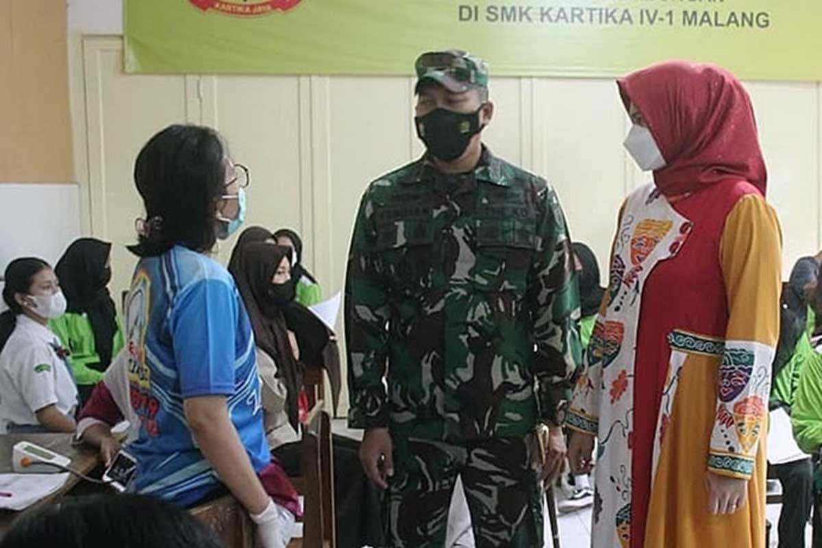 Dandim 0833 dan Ketua Yayasan Kartika Jaya Kordinator XL Kodim 0833, meninjau pelaksanaan vaksinasi. (ist) - 240 Pelajar SMK Kartika IV-I Malang Vaksin Sinovac Kedua