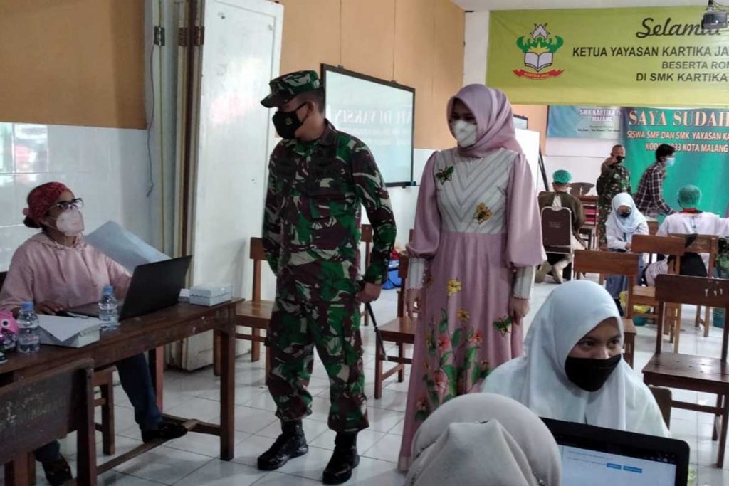 Dandim bersama Ketua Yayasan Kartika Jaya Kordinator XL Kodim 0833, Ny Tari Ferdian Primadhona, meninjau vaksinasi. (ist) - Awali PPKM Level 3, Tim Gabungan Konsisten Jalankan Operasi dan Vaksinasi