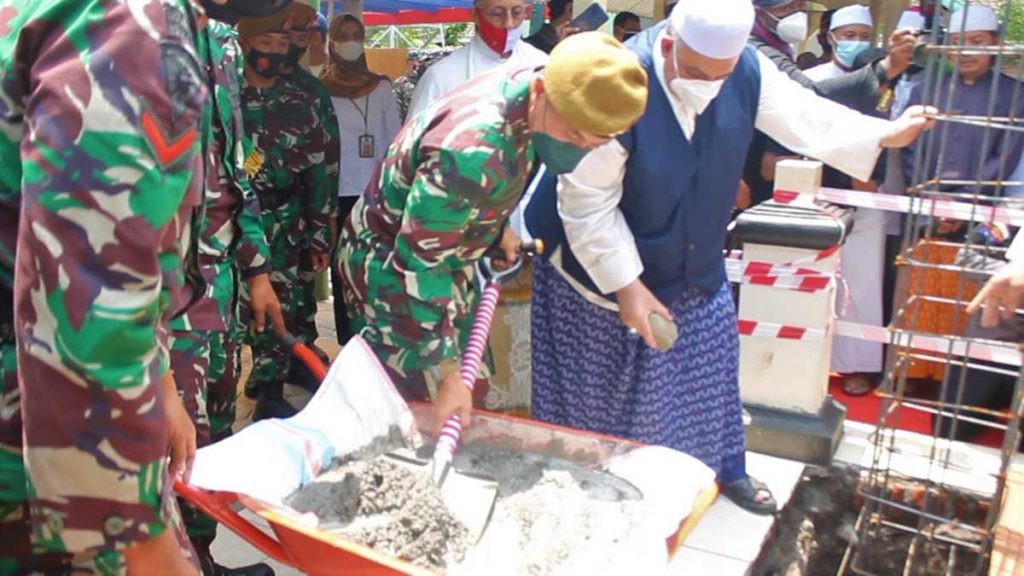 Danpussenarmed ikut bakti sosial dengan merenovasi masjid. (ist) - Danpussenarmed Tinjau Kesiapan Alutsista Menarmed Dua