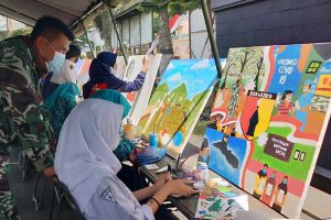 Dewan juri mengapresiasi karya para pelajar peserta lomba. (ist) - Kodim 0833 Gelar Komsos Kreatif Lomba Melukis