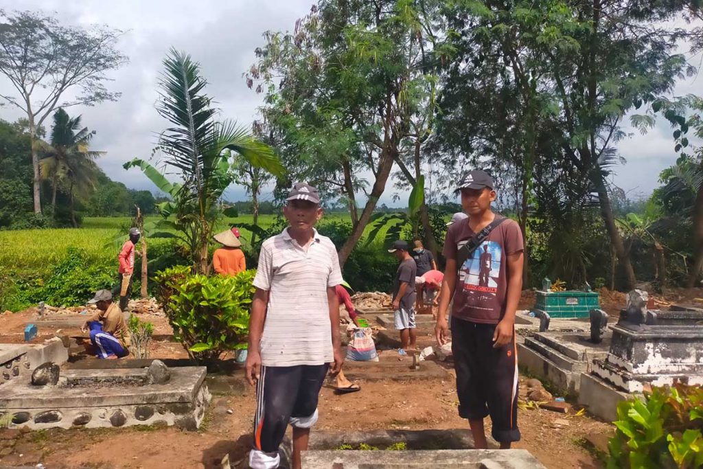 Warga Dusun Sawahan, Desa Yosomulyo saat membenahi tanah makam yang hampir longsor, Selasa (7/9/2021) - Dikira Bongkar dan Rusak Makam, Ini Penjelasan Kades Yosomulyo