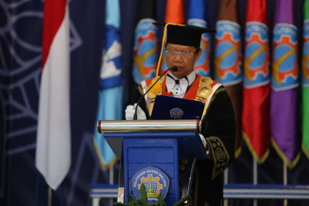 Direktur Polinema Drs Awan Setiawan MMT MM menyampaikan pidato sambutan. (ist) - Polinema Wisuda 749 Lulusan Gelombang I 2020/2021