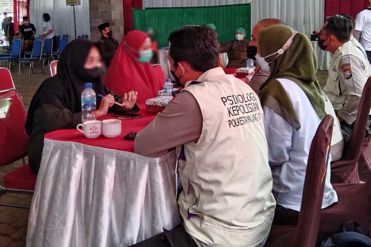 Dua klien berasal dari santri Ponpes Sabilurrosyad Gasek sedang ditangani Tim Konseling. (jaz) - Tim Konseling Polresta Makota Berpartisipasi Vaksinasi Merdeka di Ponpes Gasek