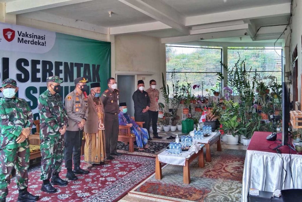 Forkopimda ikut video konferensi dengan Presiden Joko Widodo. (jaz) - Vaksinasi Merdeka Sasar Ponpes Gasek dan Warga Sekitar
