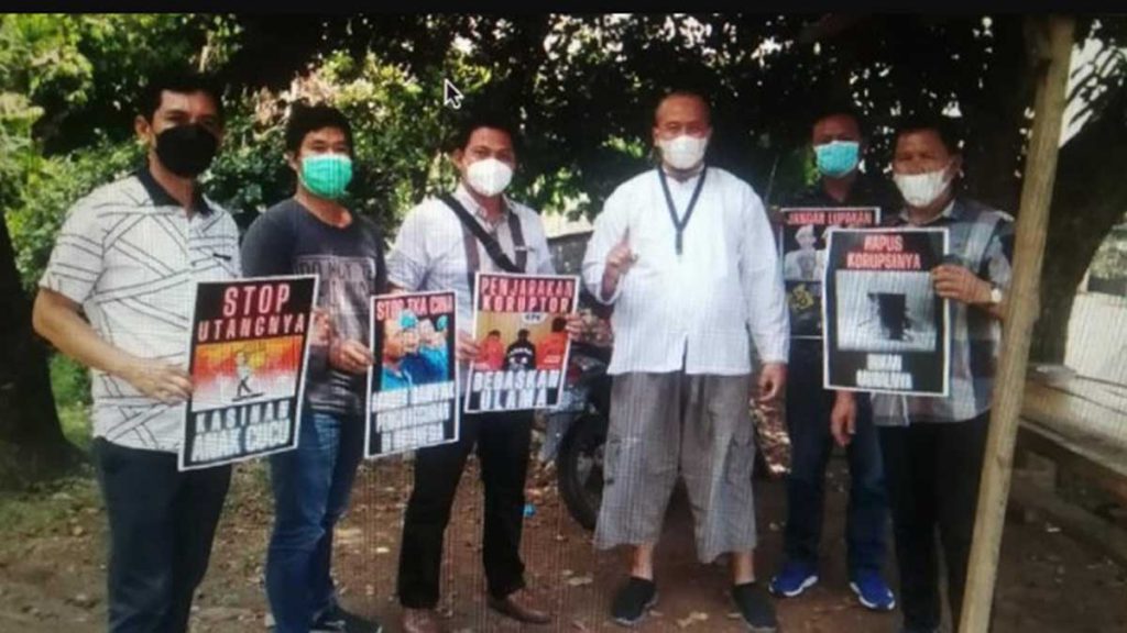 Ustaz Royan dan polisi. (ist) - Ustaz Royan Minta Maaf Soal Polisi Bawa Poster 'Demo' Jokowi
