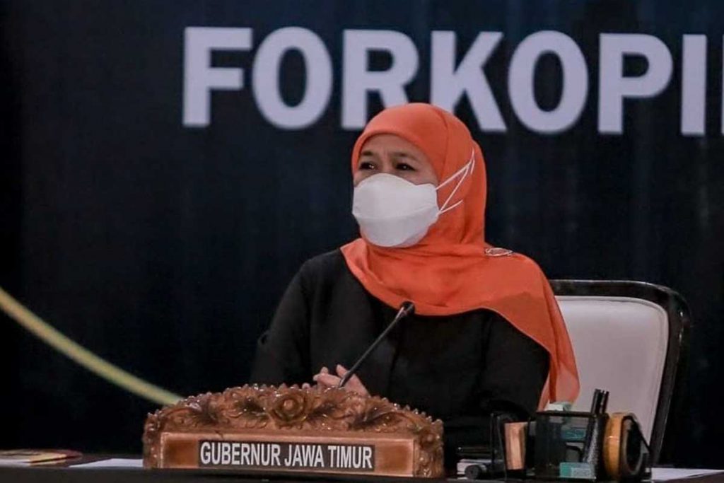 Gubernur Jatim Khofifah Indar Parawansa saat memimpin rakor evaluasi PPKM. (ist) - Rakor Evaluasi PPKM, Kabupaten Jember Terapkan Penanganan Sektor Hulu Berbasis RT/RW