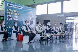 Gubernur Khofifah Indar Parawansa bersama Bupati Jember Hendy Siswanto, saat meninjau pelaksanaan vaksinasi di SMKN 5 Jember. (ist) - Gubernur Khofifah Tinjau Pelaksanaan Vaksinasi di SMKN 5 Jember