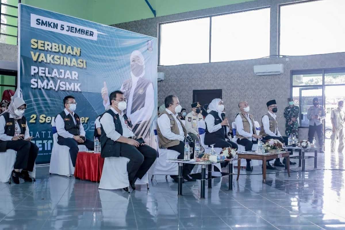 Gubernur Khofifah Indar Parawansa bersama Bupati Jember Hendy Siswanto, saat meninjau pelaksanaan vaksinasi di SMKN 5 Jember. (ist) - Gubernur Khofifah Tinjau Pelaksanaan Vaksinasi di SMKN 5 Jember