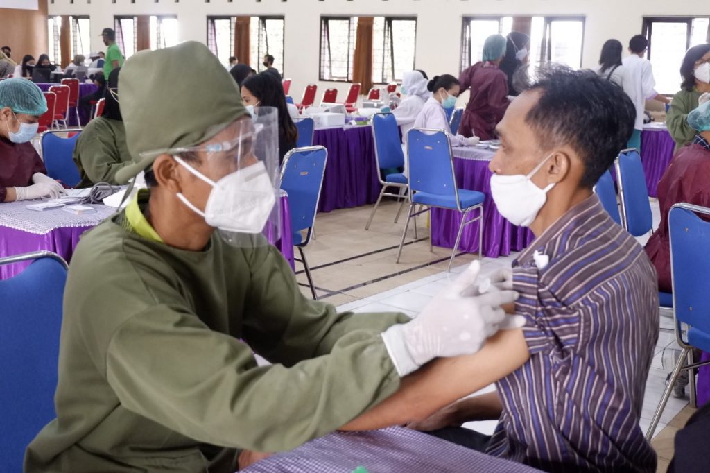 Salah satu penerima vaksin massal di Unitri.
