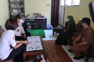 Walikota Malang salurkan jaminan kesehatan masyarakat bagi warga tak mampu.