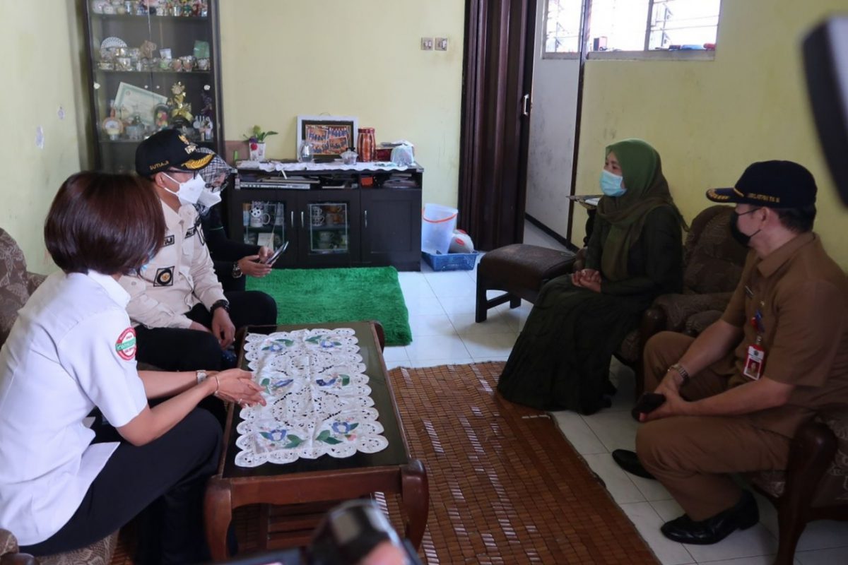 Walikota Malang salurkan jaminan kesehatan masyarakat bagi warga tak mampu.