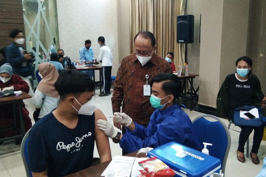 Rektor UWG, Dr Agus Tugas Sudjianto ST MT monitoring pelaksanaan vaksinasi.