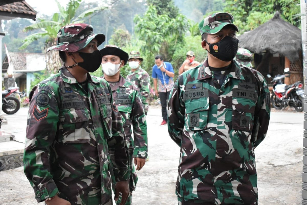 Dandim 0818, Letkol Inf Yusub Dody Sandra, meninjau pelaksanaan TMMD 122 di Desa Tulungrejo.