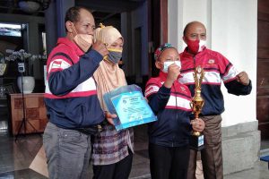 Ipul dan Ibu Sulastri ditemani dua pelatih. (jaz) - Kisah Karateka Cilik Saiful, Gowes Puluhan Kilometer Bersama Ibu Demi Cita-cita Polisi