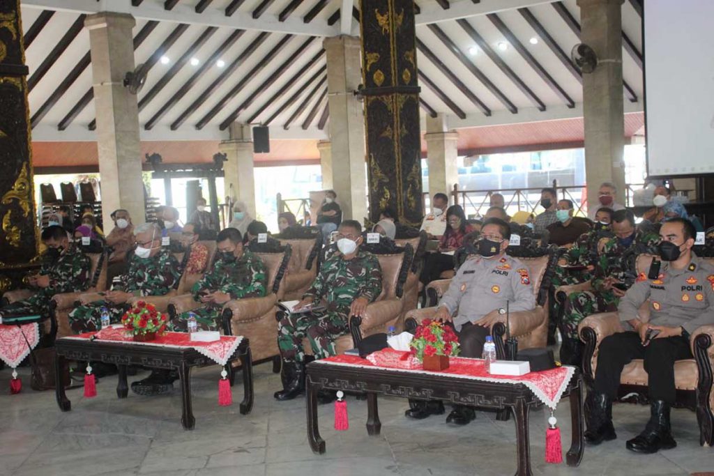 Jajaran TNI-POLRI se-Malang Raya mengikuti rakor. (ist) - Gandeng TNI-Polri, Forkopimda Malang Raya Genjot Target 70 Persen Masyarakat Tervaksin