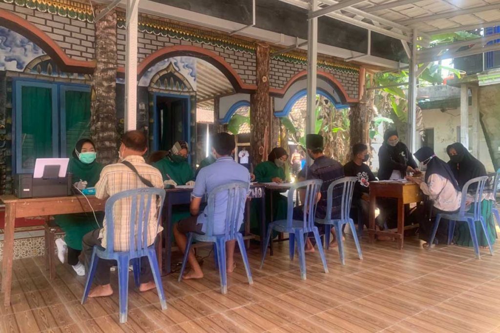 Jajaran pengurus DPC PDI Penjuangan, PC Baitul Muslimin Indonesia, dan PAC PDI Penjuangan Kecamatan Sempu saat melaksanakan kegiatan vaksinasi di Pondok Pesantren Mejelis Ta'lim Al-Qibtiyah, Desa Sempu, Kecamatan Sempu, Rabu (15/9/2021) siang - PC Bamusi dan Komunitas Juang 'Sobo Pesantren' Gelar Vaksinasi