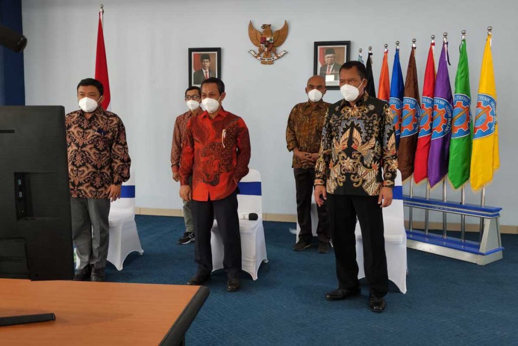 Jajaran perwakilan tim Polinema turut menyaksikan dari Hall lantai 4 JTM Polinema. (ist) - Presiden Jokowi Resmikan Gedung Baru Jurusan Teknik Mesin dan Pascasarjana Polinema