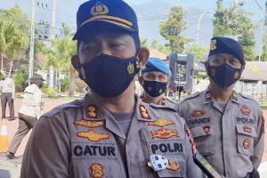 Kapolres Batu, AKBP Catur C Wibowo didampingi Kasi Humas Polres Batu, Iptu Ivandi Yudistiro - Level PPKM Kota Batu Sudah Turun