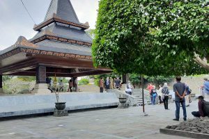Kawasan wisata Makam Bung Karno (MBK) kembali dibuka - Pemkot Blitar Uji Coba Buka MBK dengan Prokes Ketat