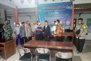 Kepala Desa Kluncing, Sumawi dengan Asmora berjabat tangan usai melakukan mediasi kesalah pahaman, bertempat di aula Desa Kluncing, Kamis (23/9/2021) siang - Kesalahpahaman Antara Kades Kluncing Dengan Warga Berakhir Damai