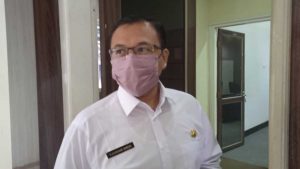 Kepala Dinas PU Bina Marga dan Sumber Daya Air Jember, Rahman, saat dimintai keterangan oleh awak media. (ist) - Pemkab Jember Terus Kebut Perbaikan Jalan