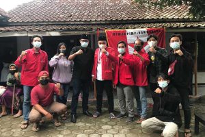 Ketua DPRD Banyuwangi Dampingi GMNI Banyuwangi Bagi Sembako Di Pesanggaran