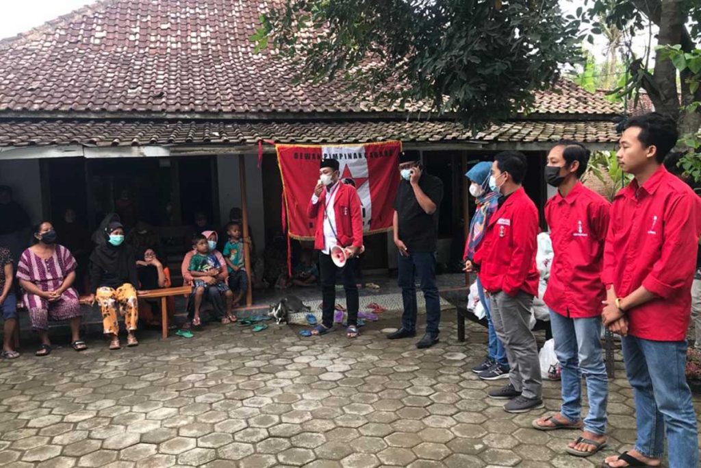 Ketua DPRD Banyuwangi, I Made Cahyana Negara saat mendampingi pengurus DPC GMNI Banyuwangi saat menyerahkan bantuan Sembako kepada warga Dusun Ringinsari, Desa Pesanggaran, Kecamatan Pesanggaran, Kabupaten Banyuwangi - Ketua DPRD Banyuwangi Dampingi GMNI Banyuwangi Bagi Sembako Di Pesanggaran