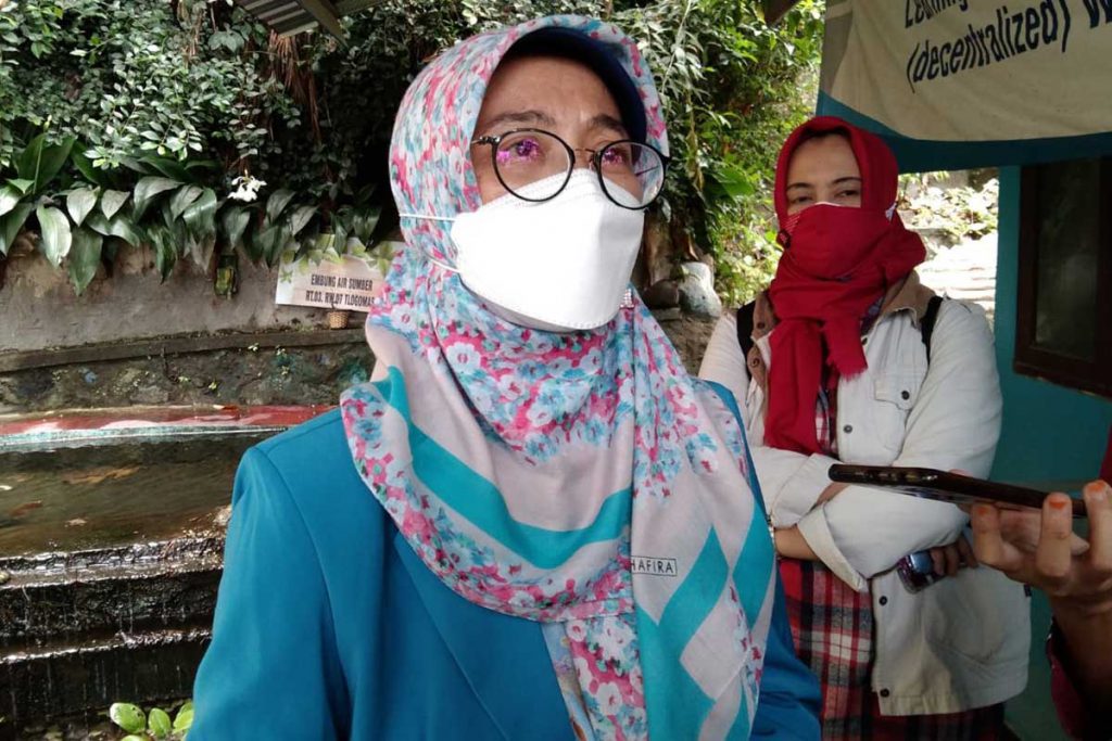 Ketua Tim Matching Fund ITN Malang, Dr Evy Hendriarianti ST MMT memberikan penjelasan. (jaz) - ITN Malang Sosialisasi Program Matching Fund 2021 di Kampung Iklim RW 7 Tlogomas