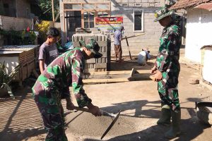 Mengayak pasir diiringi musik dangdut, menambah semangat bekerja. (ist) - Tingkatkan Semangat, Musik Dangdut Jadi Pelepas Penat TMMD ke-112
