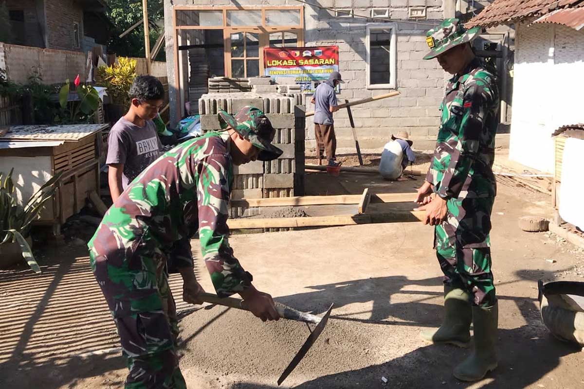 Mengayak pasir diiringi musik dangdut, menambah semangat bekerja. (ist) - Tingkatkan Semangat, Musik Dangdut Jadi Pelepas Penat TMMD ke-112