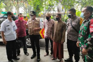 Monitoring vaksinasi warga Gading Kasri dan pedagang Pulosari. (ist) - Bung Edi Monitoring Vaksinasi Warga Gading Kasri dan Pedagang Pulosari