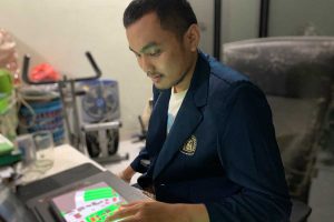 Muhammad Erwin Amrullah menunjukkan aplikasi UBblind Map. (ist) - Mahasiswa UB Ciptakan Aplikasi Peta Untuk Sahabat Disabilitas