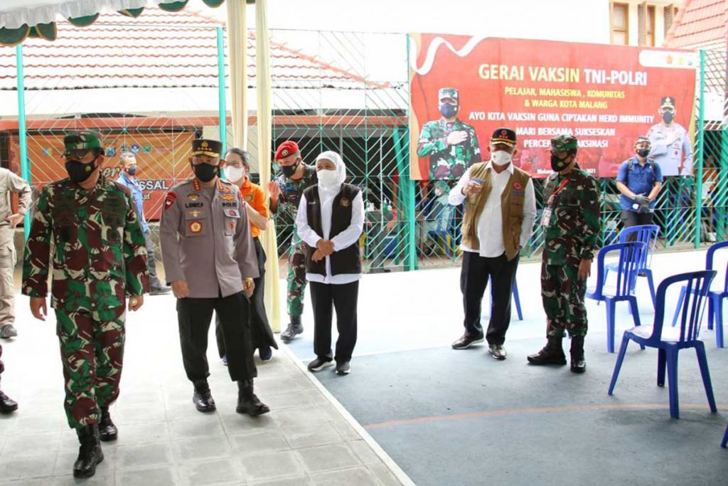 Panglima TNI-Kapolri beserta rombongan di SMAK Cor Jesu Kota Malang. (jaz) - Panglima TNI-Kapolri Tinjau Vaksinasi Massal di SMAK Cor Jesu