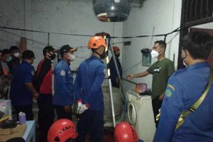 EVAKUASI - Para petugas BPBD Pemkab Sidoarjo dan tim Inafis Polresta Sidoarjo mengevakuasi jenazah korban pembunuhan Dira Vani (20) dan Dea Clara (12) dari dalam sumur rumah kontrakan di Dusun Wedoro Sukun, Desa Wedoro, Kecamatan Waru, Selasa (07/09/2021) dini hari - Dua Putri Korban Masih Mahasiswi dan SMP Tewas Dimasukkan Sumur - Perampok Sadis Beraksi di Wedoro Waru