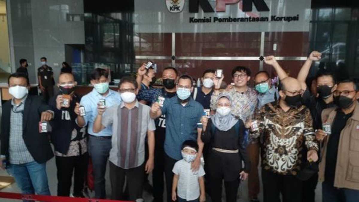 Pegawai KPK yang tidak lolos TWK. (ist) - Pemberhentian Pegawai KPK Tak Lolos TWK: Buang Kartu Hingga Pengibaran Bendera Setengah Tiang