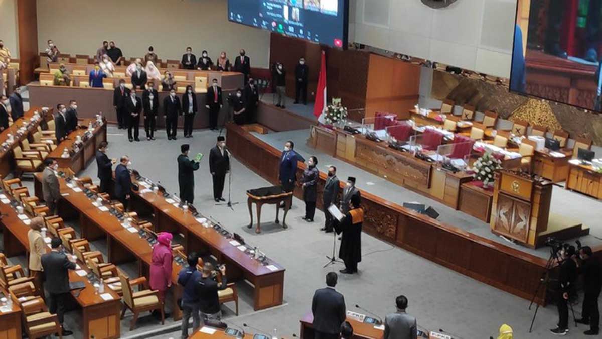 Pelantikan Lodewijk Paulus. (ist) - Azis Syamsuddin Diberhentikan, DPR Lantik Lodewijk