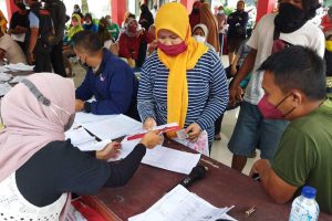 Pembagian Kartu Keluarga Sejahtera (KKS) di Pendopo Kecamatan Kaliwates. (ist) - Bank Mandiri Bagikan Kartu KKS di Kecamatan Kaliwates