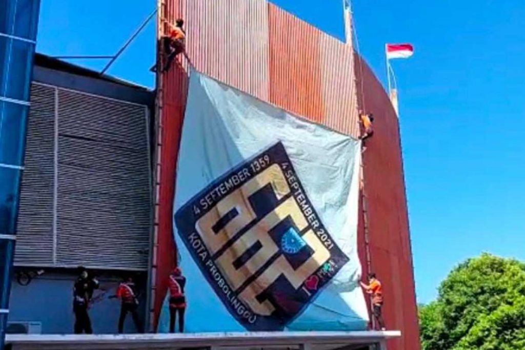 Pembentangan Panji Panji Raksasa Hari Jadi ke-662 Kota Probolinggo oleh atlet panjat tebing Federasi Panjat Tebing Indonesia (FPTI) Kota Probolinggo. (ist) - Apel Hari Jadi ke-662 Kota Probolinggo Diwarnai Beragam Gelaran Hebat dan Handal