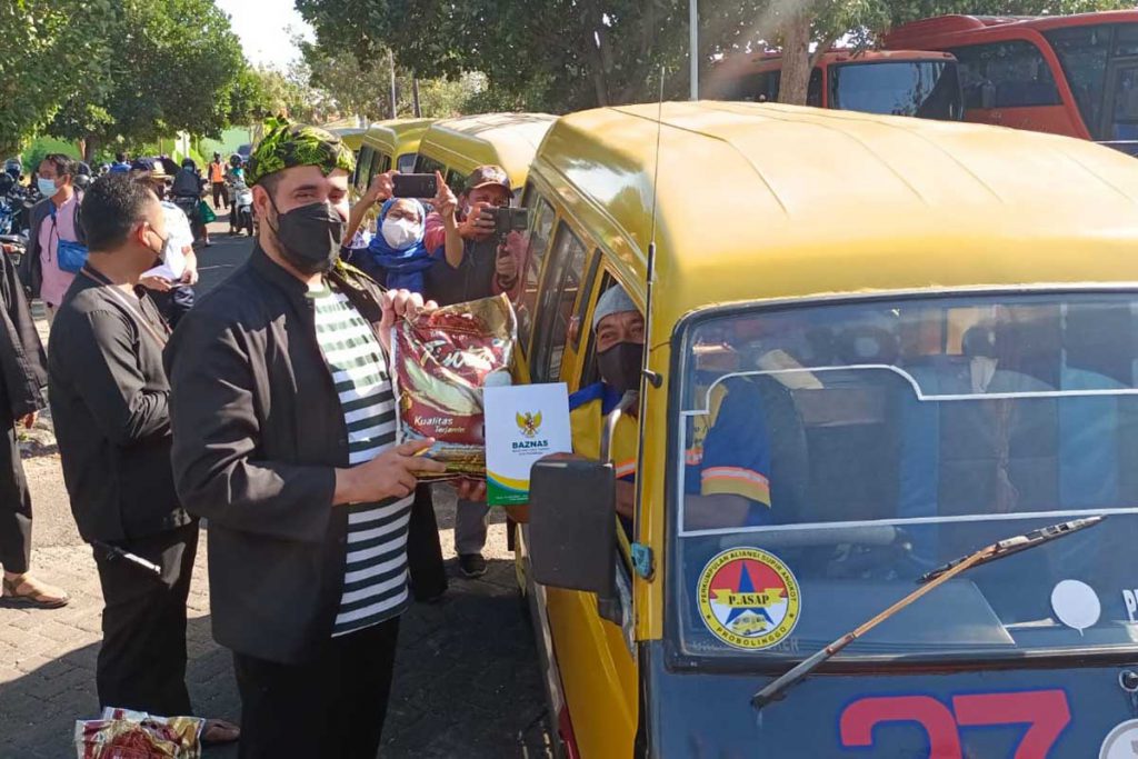 Pemberian bantuan kepada para sopir angkot. (ist) - Apel Hari Jadi ke-662 Kota Probolinggo Diwarnai Beragam Gelaran Hebat dan Handal